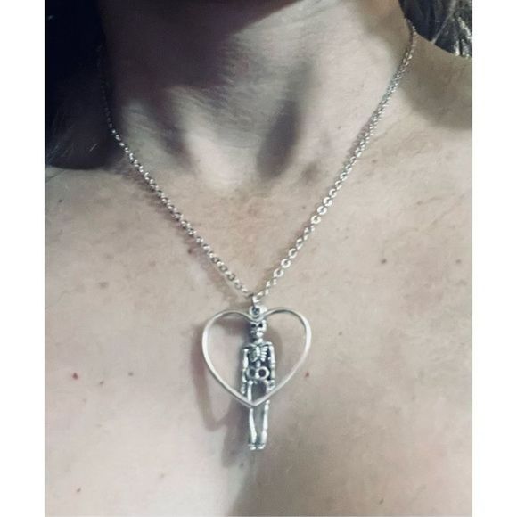 PRETTY GOTH SILVER SKELETON HEART NECKLACE - Picture 6 of 6